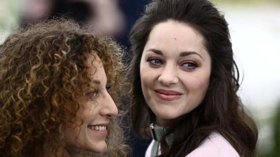Mona Achache y Marion Cotillard.