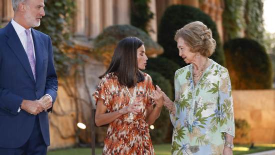 El rey Felipe, la reina Letizia y la reina Sofía.