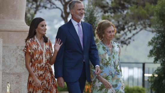 El rey Felipe, la reina Letizia y la reina Sofía.