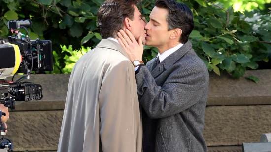 Bradley Cooper y Matt Bomer en el set de 'Maestro'.