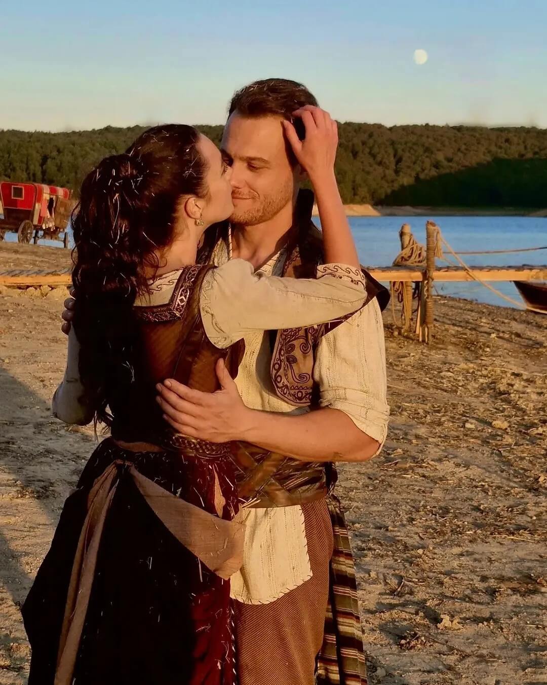 Melis Sezen y Kerem Bürsin en 'Son of a rich'