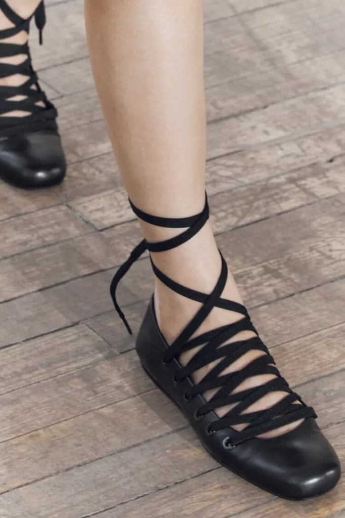 BAILARINA CORDONES PIEL
- Zara