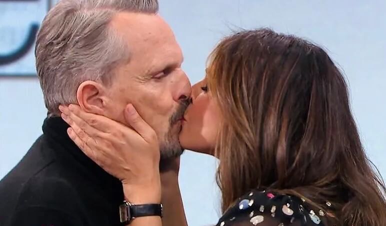 Núria Roca y Miguel Bosé volvieron a rememorar su beso de nuevo en el programa 'La Roca' en 2019.