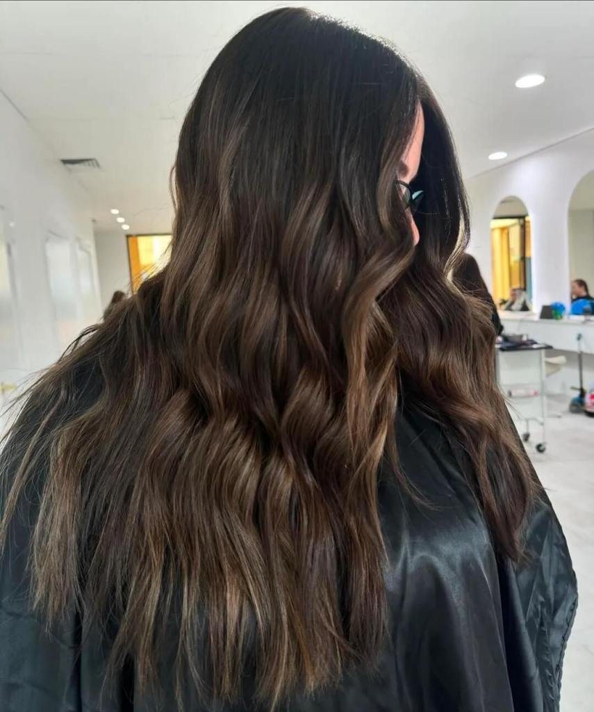 Espresso Brunette en una melena XXL - Instagram @misahuynhhair.