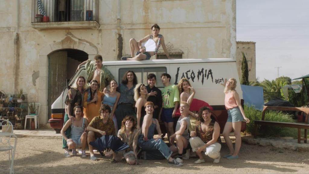 El grupo 'Locomía' posa frente a su casa en Ibiza, Netflix