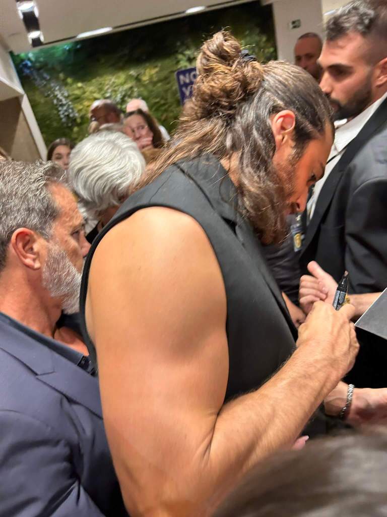 Can Yaman en su encuentro con fans en Madrid.
