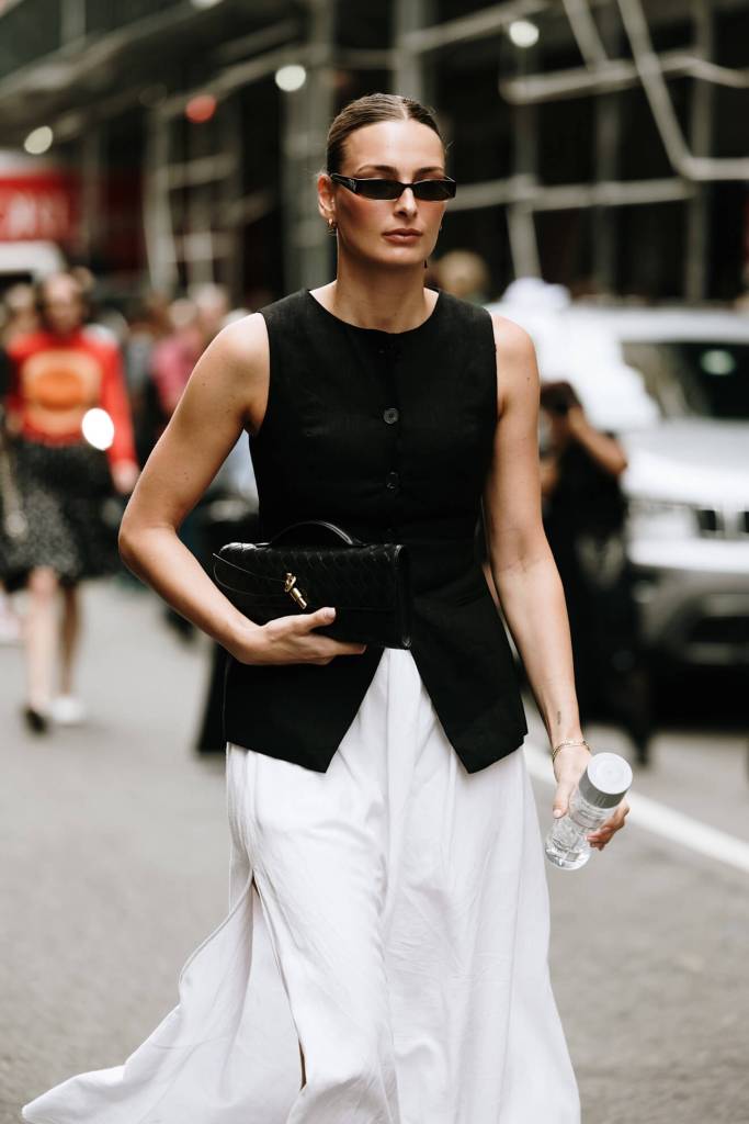 Looks de street style con un chaleco sastre