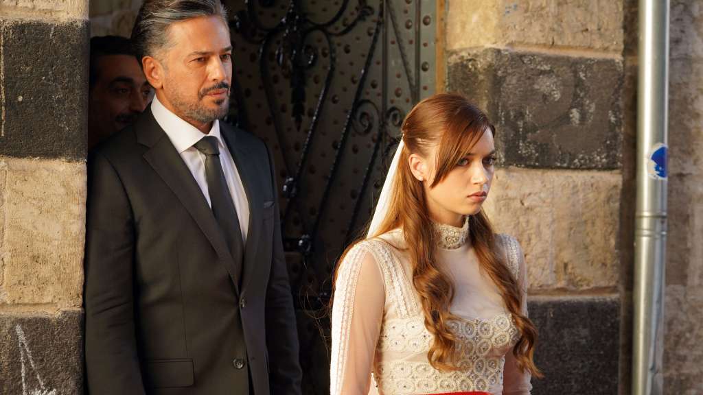 Seyran se casa con Ferit contra su voluntad para cumplir con el deseo de su padre.