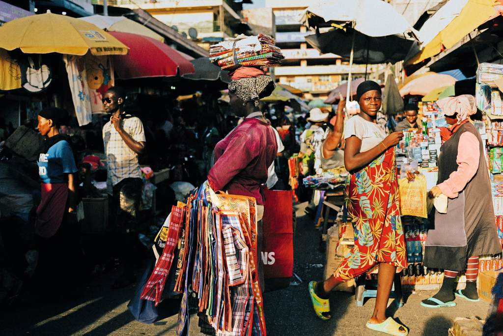 Una escena del mercado de Makola, donde mujeres no cualificadas pueden encontrar trabajo como porteadoras. Un trabajo agotador y peligroso, especialmente para las jóvenes vulnerables - Rachel Seidu