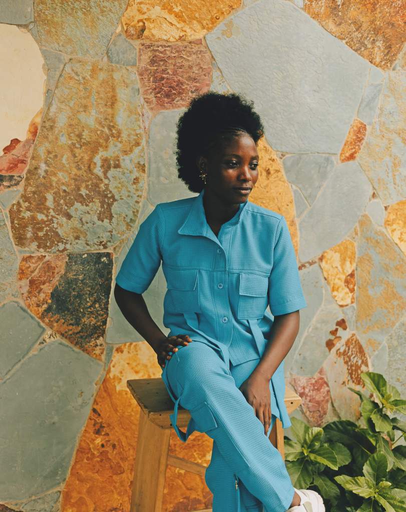 A la izquierda, Melody, una rareza en el panorama de la moda ghanesa, tradicionalmente sexista, que confecciona para sí misma prendas inspiradas en las prendas para hombre - Rachel Seidu