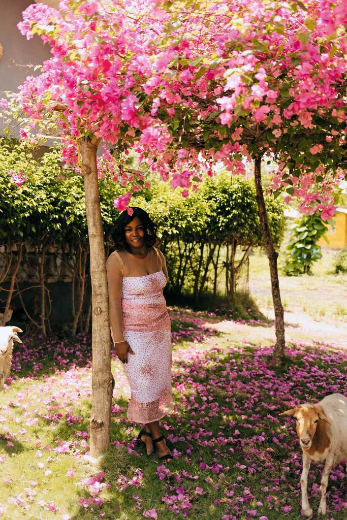 La formación de Francisca fue en trajes de novia y de noche, y espera algún día ser reconocida por esta habilidad especializada - Rachel Seidu