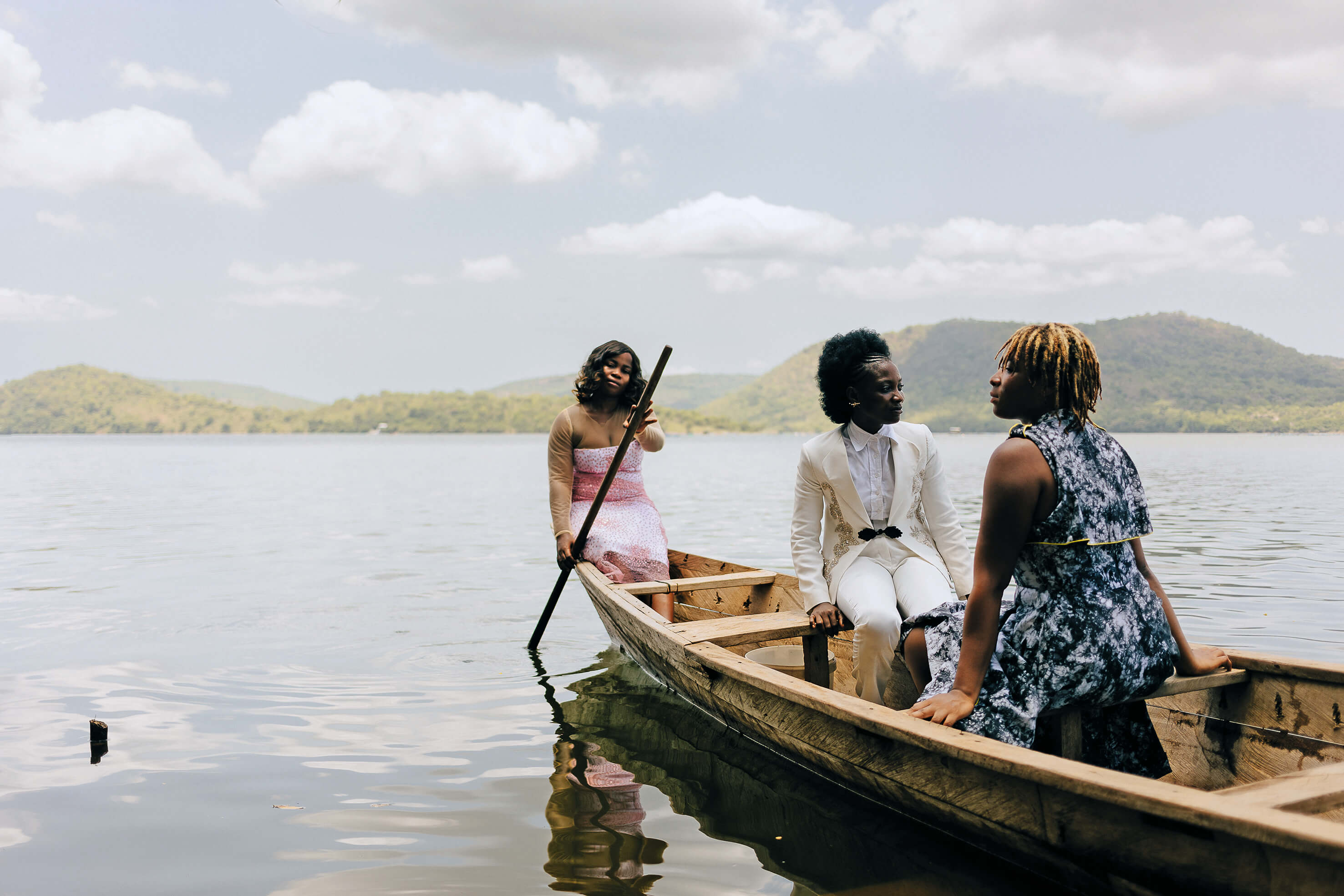 Las tres chicas posan para una sesión fotográfica de moda. Es un momento emotivo para ellas, aunque posar bajo el calor sofocante es un trabajo duro - Rachel Seidu