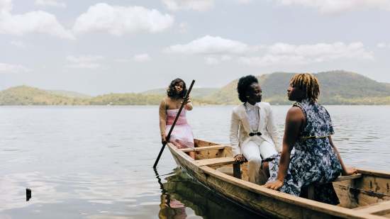 Las tres chicas posan para una sesión fotográfica de moda. Es un momento emotivo para ellas, aunque posar bajo el calor sofocante es un trabajo duro - Rachel Seidu