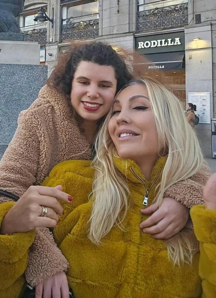Carla Vigo junto a su amiga Christina Rapado.