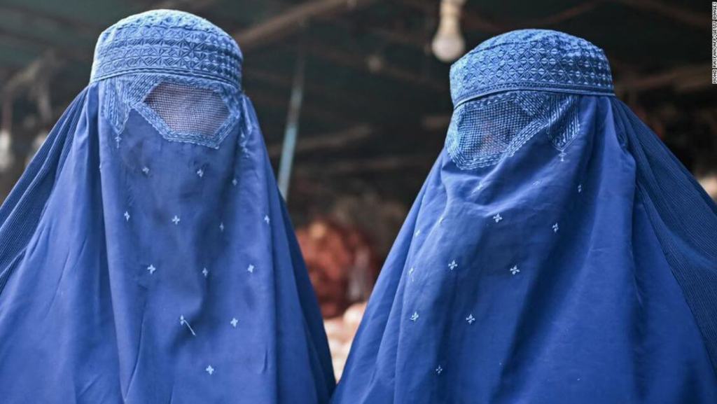 Las mujeres afganas están obligadas a llevar la cabeza y el cuerpo cubierto.