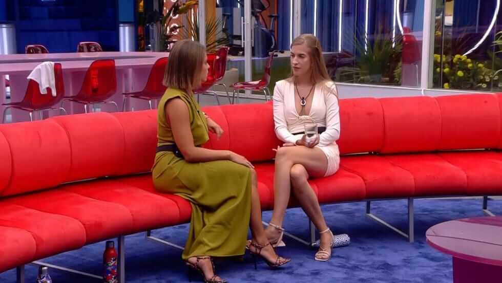 Elsa no se atreve a contarle a Silvia que fue ella la responsable de su expulsión.