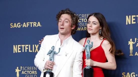 Jeremy Allen White y Molly Gordon, su compañera en la serie con la que parece haber comenzado una relación.
