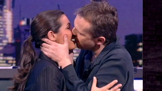Núria Roca y Miguel Bosé se besaron en directo en 2004.