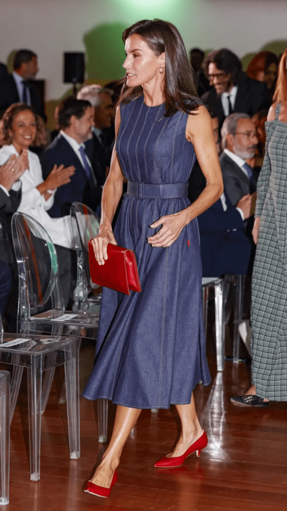 Los zapatos de tacón bajo de la reina Letizia que se suman a dos tendencias a la vez: el rojo y los kitten heels