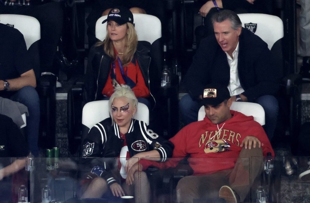 Lady Gaga y Michael Polansky en un partido de los San Francisco 49ers contra los Kansas City Chiefs en la Super Bowl LVIII - Getty Images