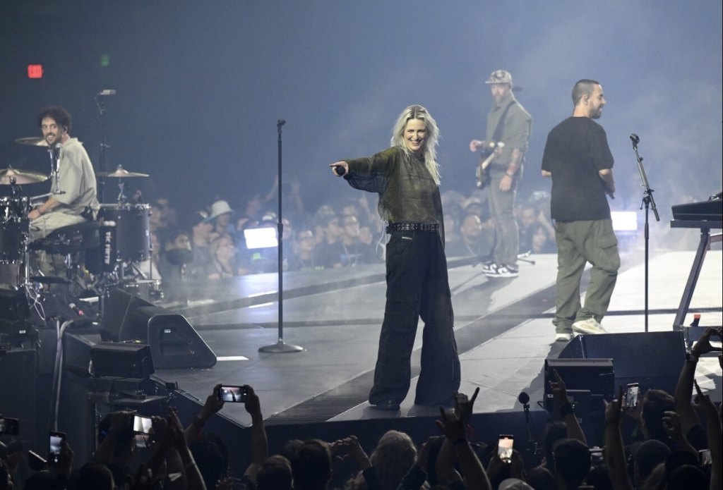 Emily Armstrong cantando con Linkin Park - Timothy Norris
