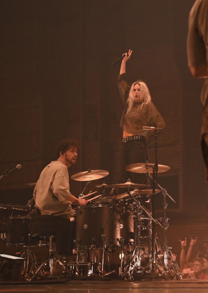 Emily Armstrong cantando con Linkin Park - Timothy Norris