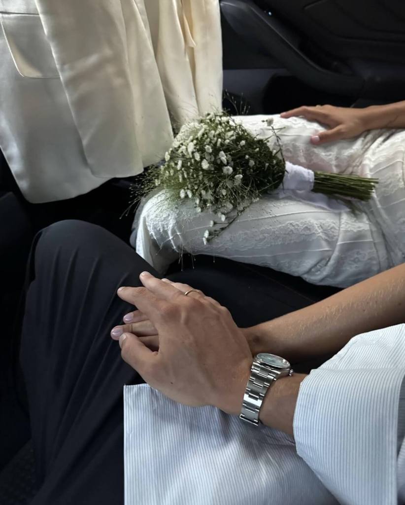Los novios entrelazando sus manos - Instagram