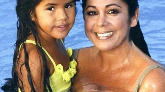 Isa Pantoja de pequeña junto a su madre