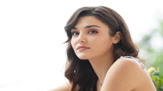 Hande Erçel.