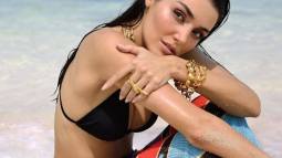Hande Erçel en la playa