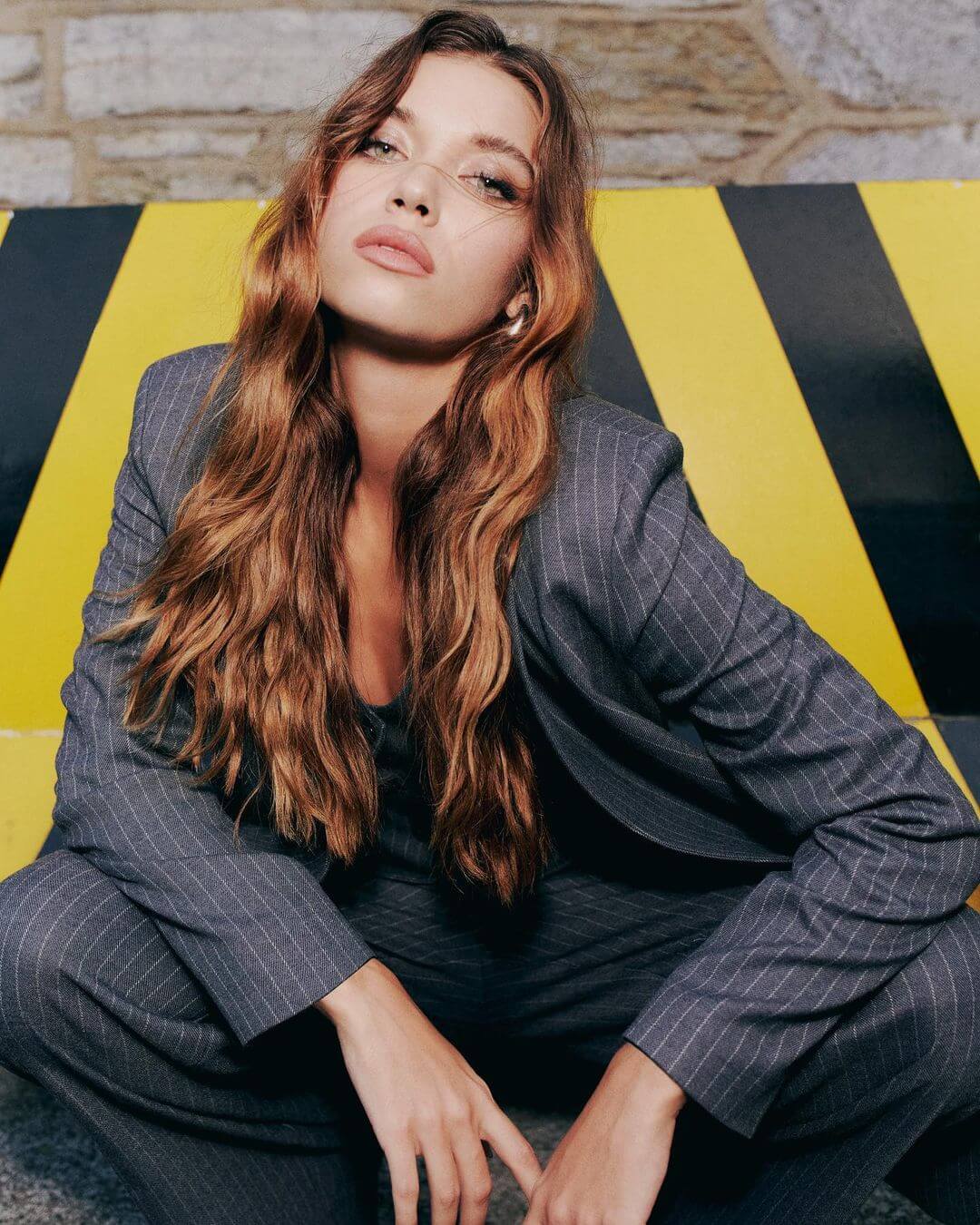 Afra Saraçoglu en una sesión de fotos