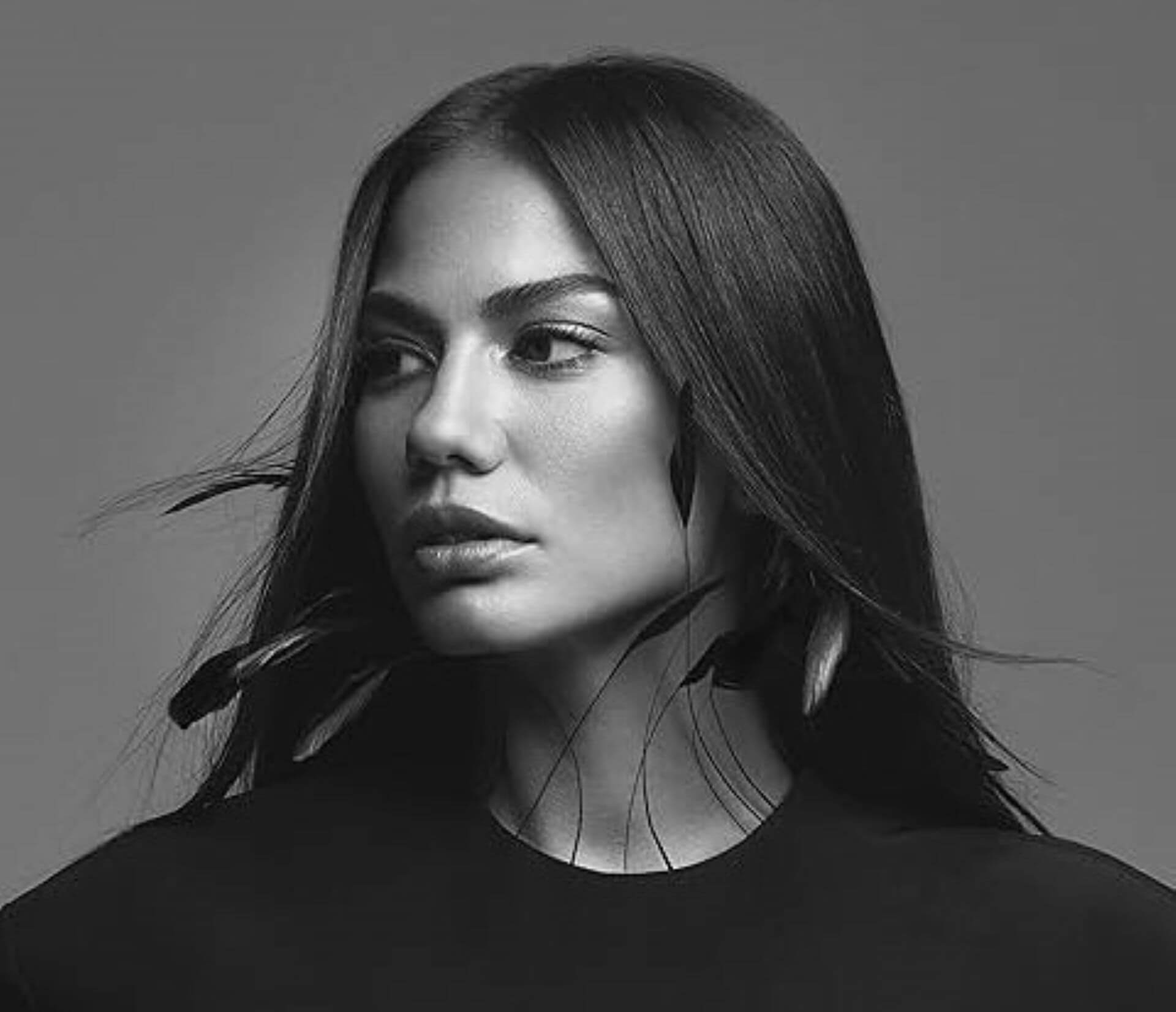 Demet denuncia la violencia de género en su país.
