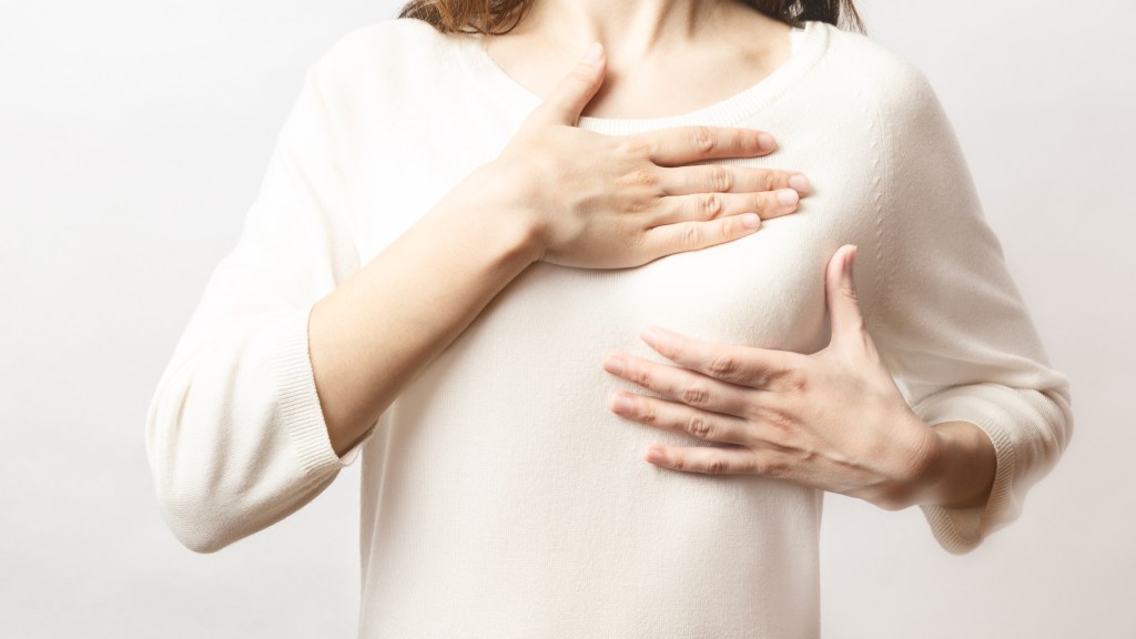 Mujer revisando su pecho - iStock