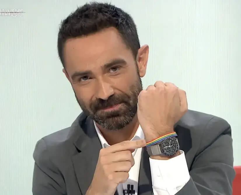 Jokin Castellón muestra su pulsera LGTB