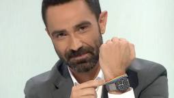 Jokin Castellón muestra su pulsera LGTB