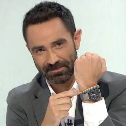 Jokin Castellón muestra su pulsera LGTB