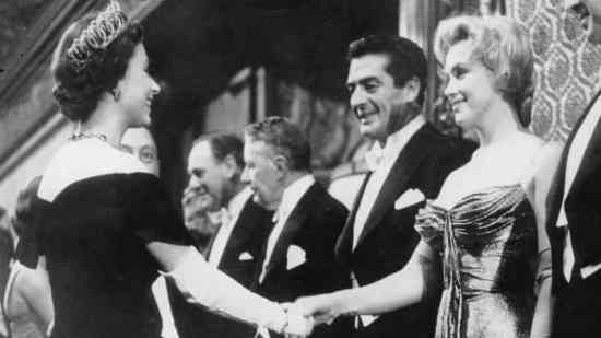 La Reina Isabel II y Marilyn Monroe - Getty Images
