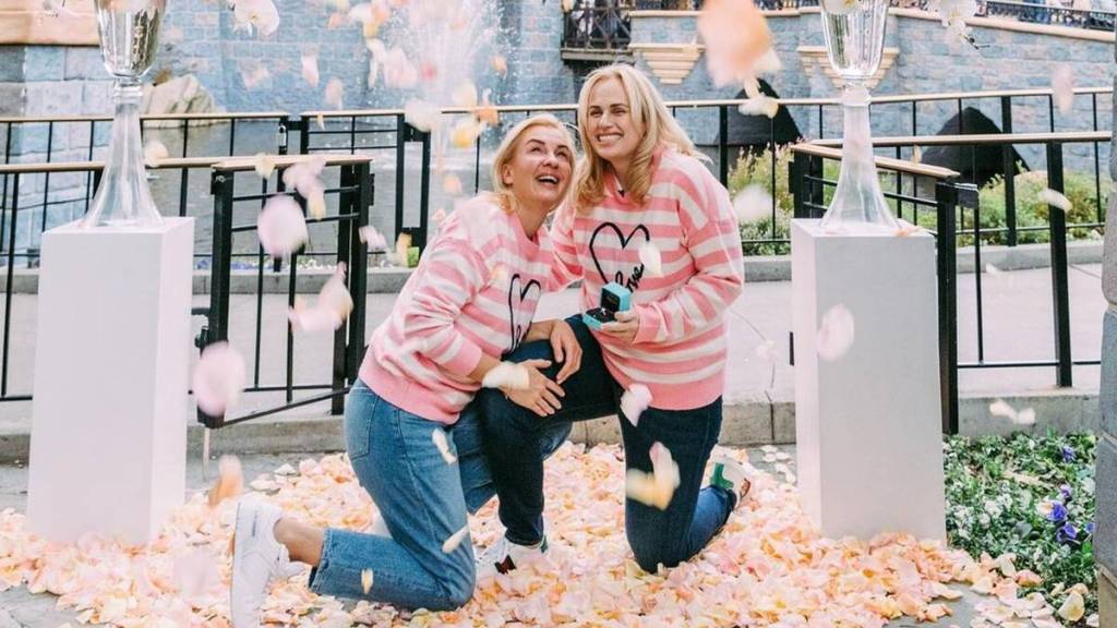 Rebel Wilson le pidió matrimonio a Ramona en Disneyland - instagram @rebelwilson