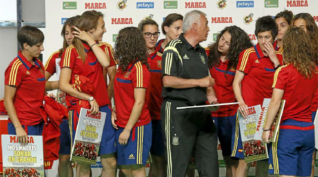 Quereda junto a las futbolistas de la Selección-Twitter