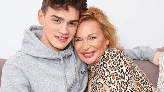 Marlene Mourreau abraza a su hijo Gabriel