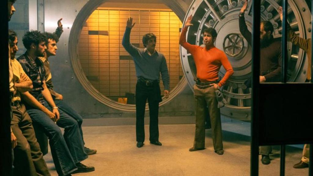Fotograma 'Asalto al Banco Central', con Miguel Herrán y Juanjo Ballesta