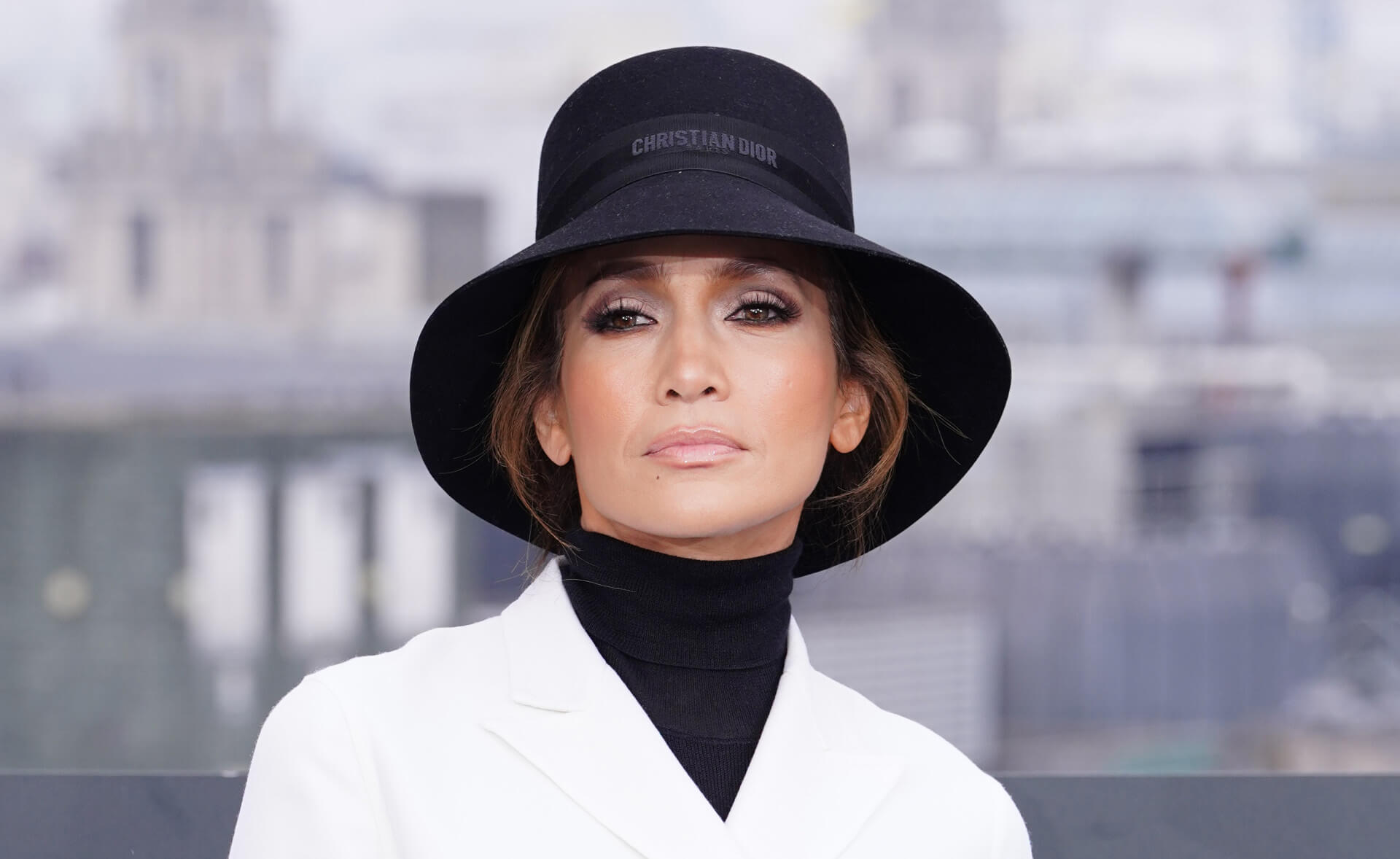 jennifer-lopez-demuestra-que-a-los-53-a-os-puedes-lucir-tipazo-con-el