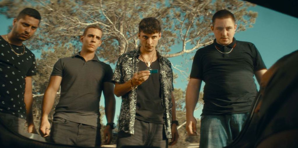 Miguel Herrán junto a Ayax en 'Hasta el cielo'-Netflix