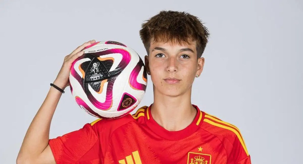 Pau Comendador con la camiseta de la Selección Española-Relevo