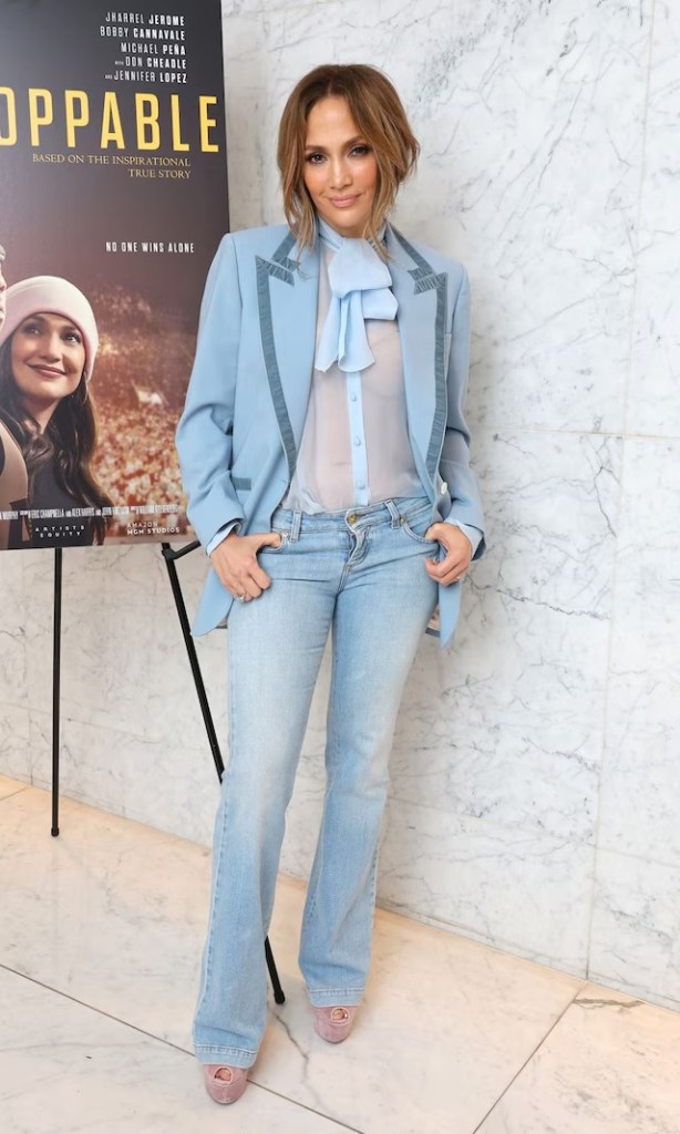 El look azul de Jennifer Lopez 
