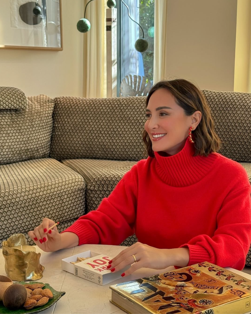 Tamara Flacó con jerséy rojo de cuello alto