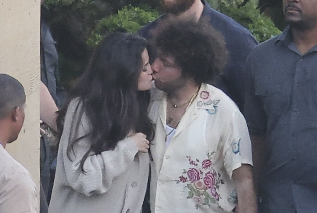 Selena Gomez y Benny Blanco besándose en Malibu - GTRES