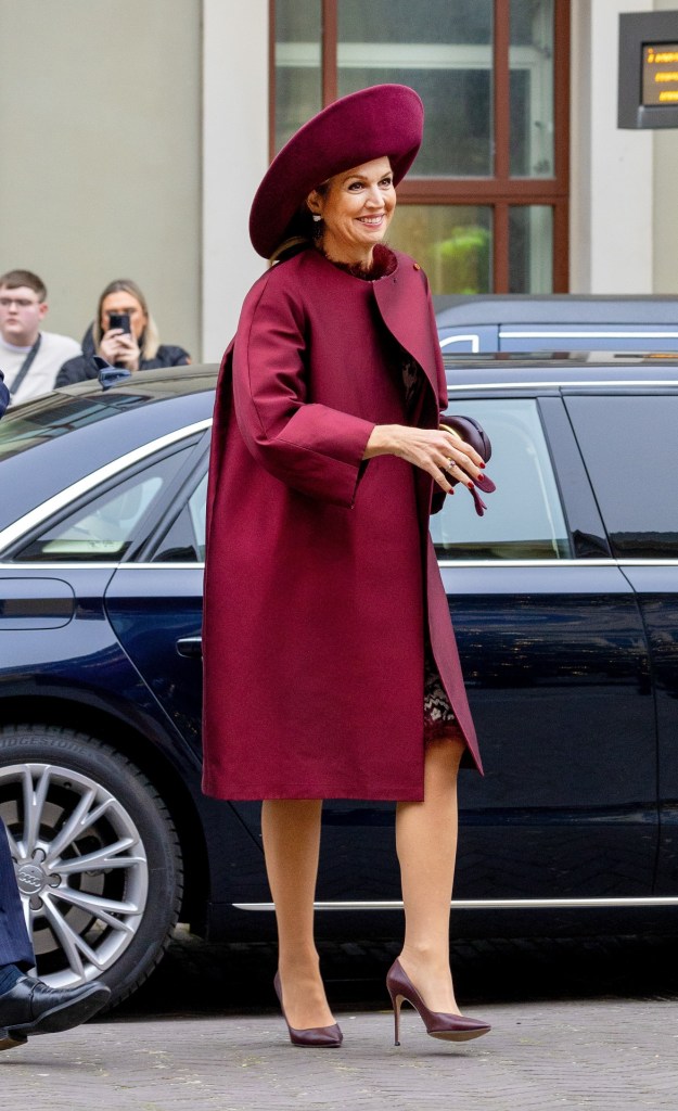 Máxima de Holanda con un total look monocromatico burdeos 