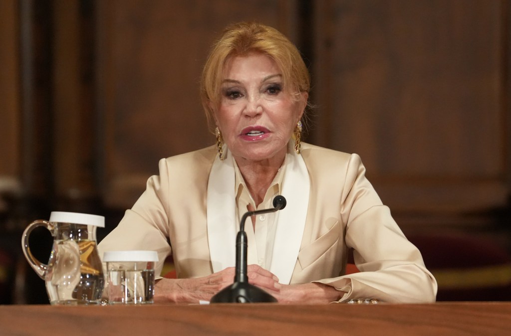 La Baronesa Thyssen  con traje crema