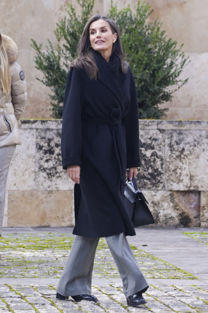 La reina Letizia con abrigo de lana reciclada de Mango